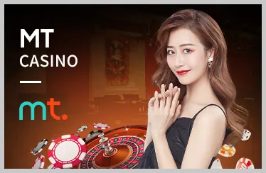 Bàn chơi Baccarat với các lá bài được chia, thể hiện sự kịch tính